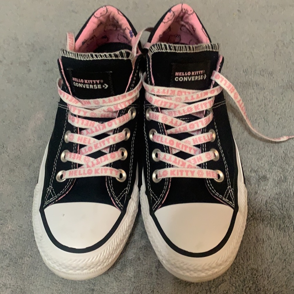 Converse Hello kitty tennis shoes , size 7 in women’s